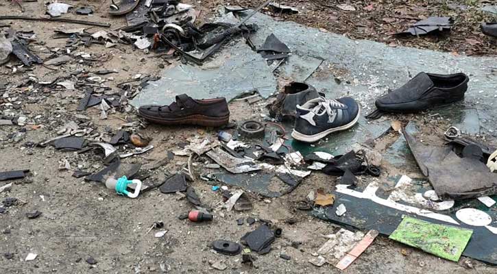 উৎসুক মানুষের ভিড়, পড়ে আছে চুষনি-জুতা, টুকরা কাচ